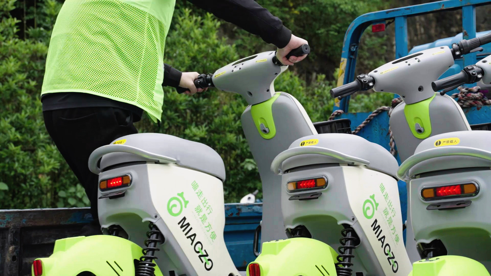 共享電動車擺放需整齊 共享電動車擺放需整齊